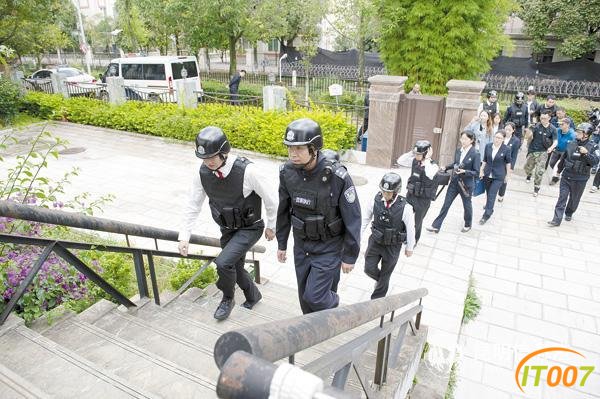“春城利剑”行动启动 攻坚3个月“老赖”难藏身-1.jpg