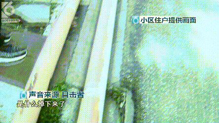 昆明一小区天降50米雨水管，楼下轿车驾驶室被“扎穿”-1.jpg