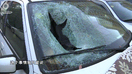 昆明一小区天降50米雨水管，楼下轿车驾驶室被“扎穿”-10.jpg