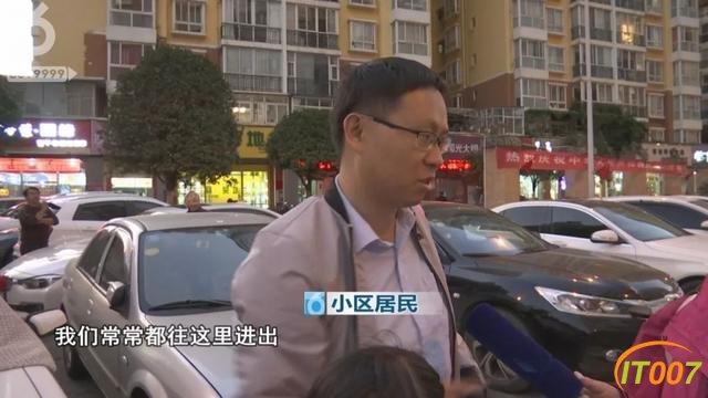 昆明一小区天降50米雨水管，楼下轿车驾驶室被“扎穿”-11.jpg
