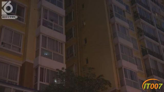 昆明一小区天降50米雨水管，楼下轿车驾驶室被“扎穿”-15.jpg