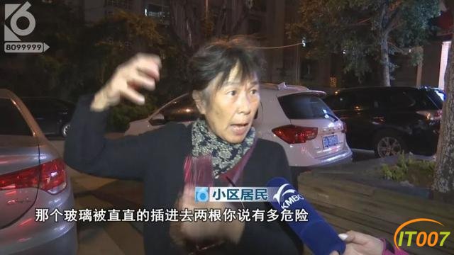 昆明一小区天降50米雨水管，楼下轿车驾驶室被“扎穿”-12.jpg