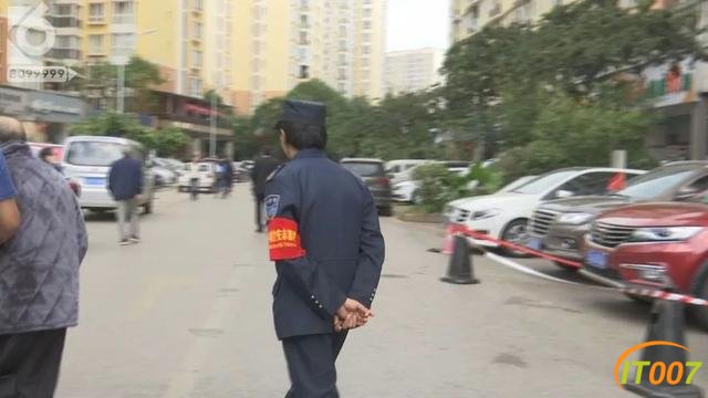 昆明一小区天降50米雨水管，楼下轿车驾驶室被“扎穿”-17.jpg