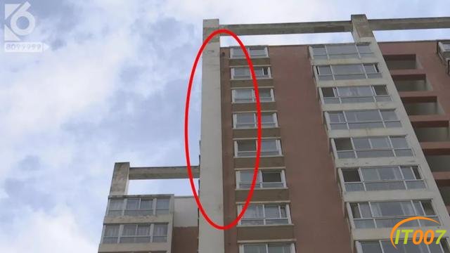 昆明一小区天降50米雨水管，楼下轿车驾驶室被“扎穿”-19.jpg