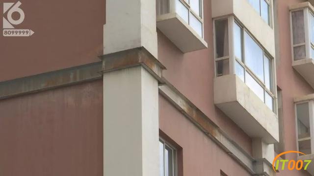 昆明一小区天降50米雨水管，楼下轿车驾驶室被“扎穿”-20.jpg