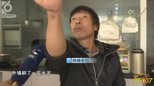 昆明一小区天降50米雨水管，楼下轿车驾驶室被“扎穿”-23.jpg