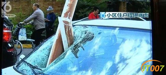 昆明一小区天降50米雨水管，楼下轿车驾驶室被“扎穿”-24.jpg