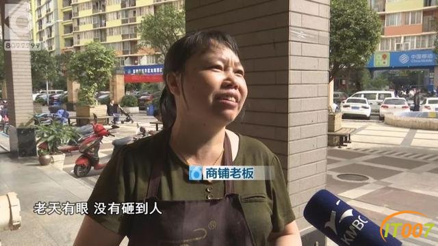 昆明一小区天降50米雨水管，楼下轿车驾驶室被“扎穿”-25.jpg