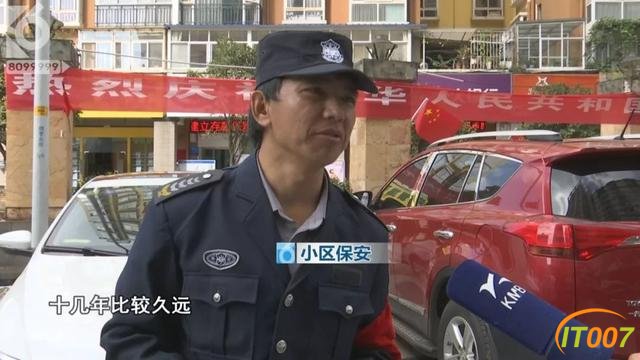 昆明一小区天降50米雨水管，楼下轿车驾驶室被“扎穿”-27.jpg