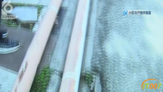 昆明一小区天降50米雨水管，楼下轿车驾驶室被“扎穿”-31.jpg