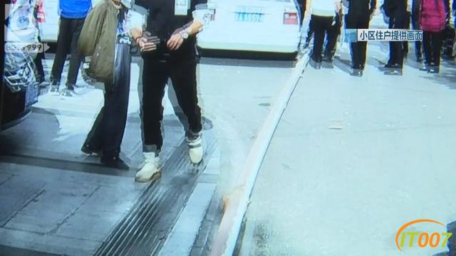 昆明一小区天降50米雨水管，楼下轿车驾驶室被“扎穿”-30.jpg