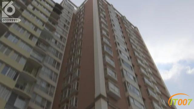 昆明一小区天降50米雨水管，楼下轿车驾驶室被“扎穿”-29.jpg