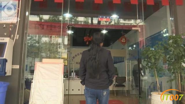 昆明一小区天降50米雨水管，楼下轿车驾驶室被“扎穿”-34.jpg