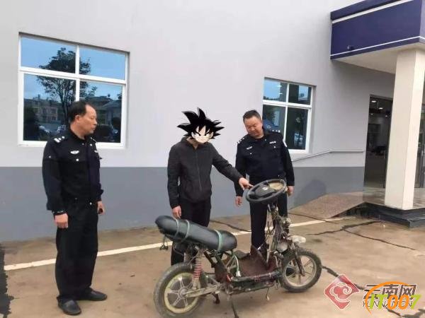 嚣张！一20岁男子骑非法改装车到交警队门前拍视频挑衅-2.jpg