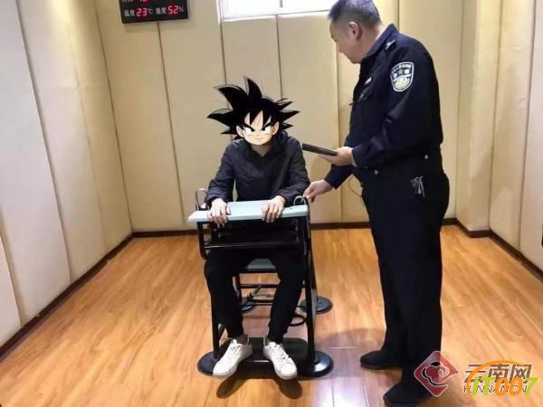 嚣张！一20岁男子骑非法改装车到交警队门前拍视频挑衅-3.jpg