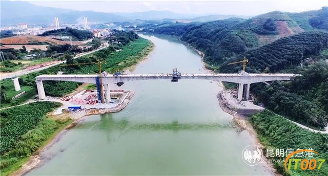 中老昆万铁路橄榄坝澜沧江大桥合龙 全长495.65米-2.jpg