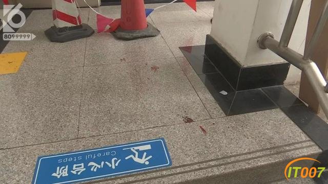 2岁男童抢救无效身亡！疑因在医院楼梯间玩耍，钻出扶手从11楼坠落-10.jpg