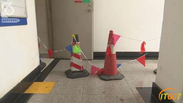 2岁男童抢救无效身亡！疑因在医院楼梯间玩耍，钻出扶手从11楼坠落-17.jpg