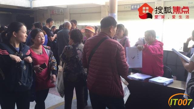 昆明金刀营城中村改造项目正式拆迁，村民排队领24亿拆迁款-4.jpg
