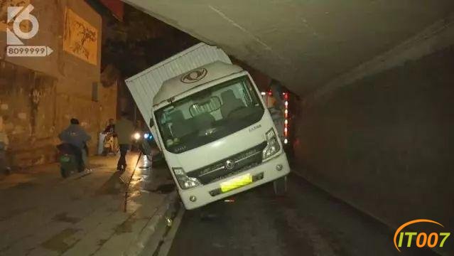 又双叒叕有货车被卡在金星立交桥下面了-1.jpg
