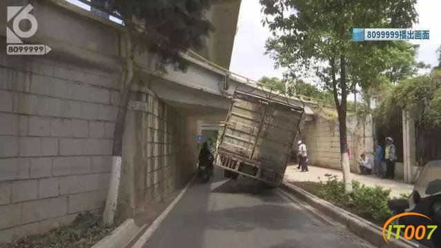 又双叒叕有货车被卡在金星立交桥下面了-5.jpg