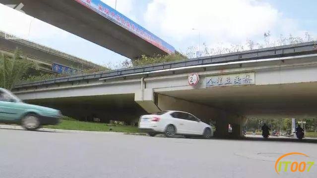 又双叒叕有货车被卡在金星立交桥下面了-6.jpg
