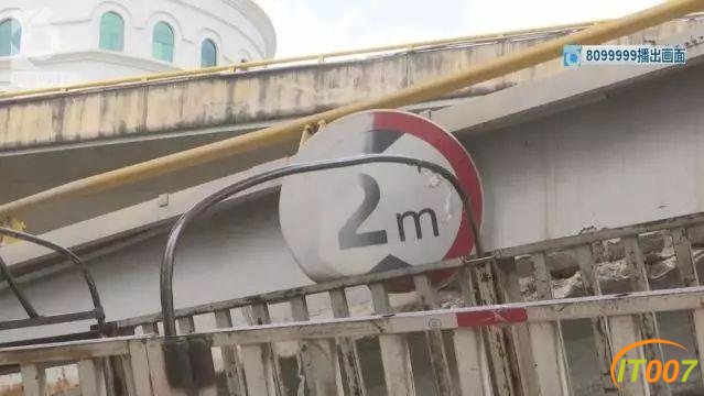又双叒叕有货车被卡在金星立交桥下面了-8.jpg