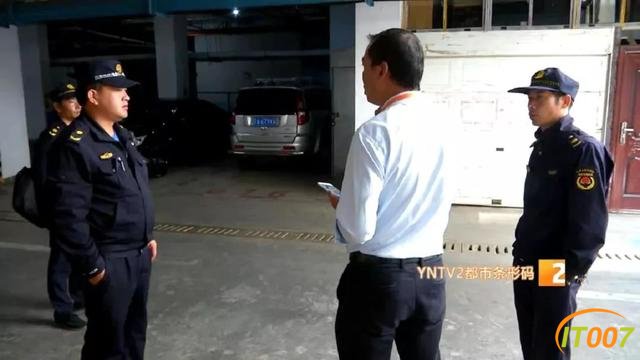 这是什么操作？业主自己把小区停车位改成了车库……-6.jpg