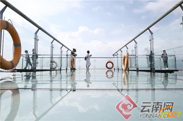 昆明海埂公园添新景：天水一色玻璃栈道-1.jpg