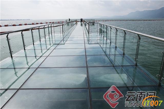 昆明海埂公园添新景：天水一色玻璃栈道-4.jpg