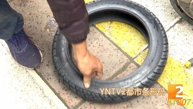 爆胎路遇“热心人”可提供换轮胎服务？原是兜售劣质轮胎新骗局，小心被骗-5.jpg