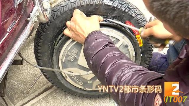 爆胎路遇“热心人”可提供换轮胎服务？原是兜售劣质轮胎新骗局，小心被骗-11.jpg