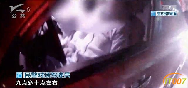 两口子真有意思！妻子有驾照不敢开车，醉酒丈夫“自信”上阵-2.jpg