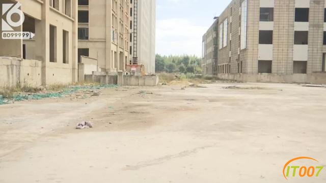 非住不可，已经没有地方住了！烂尾楼的“硬核”住户们无视搬离告知书，这其中带着多少无奈和心酸-2.jpg