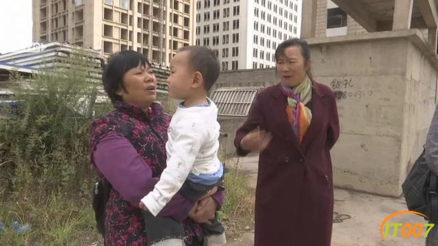 非住不可，已经没有地方住了！烂尾楼的“硬核”住户们无视搬离告知书，这其中带着多少无奈和心酸-9.jpg