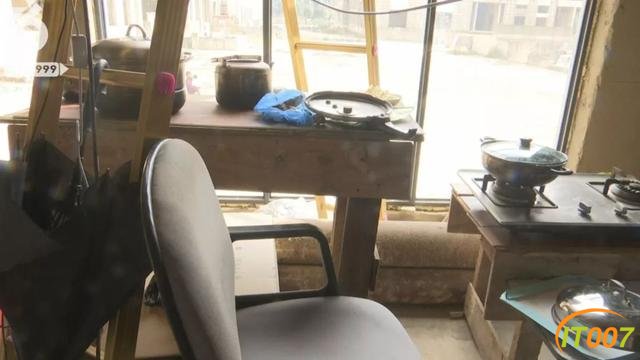 非住不可，已经没有地方住了！烂尾楼的“硬核”住户们无视搬离告知书，这其中带着多少无奈和心酸-15.jpg