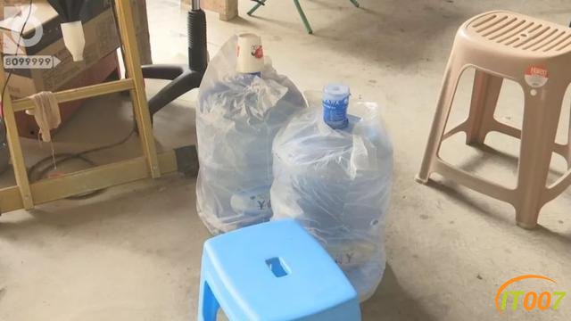 非住不可，已经没有地方住了！烂尾楼的“硬核”住户们无视搬离告知书，这其中带着多少无奈和心酸-40.jpg