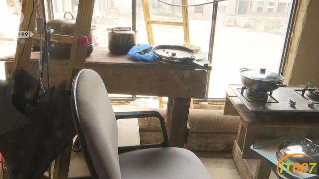 非住不可，已经没有地方住了！烂尾楼的“硬核”住户们无视搬离告知书，这其中带着多少无奈和心酸-41.jpg