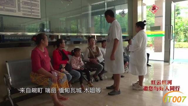 在这个边陲小镇，69岁昆明暖男暖哭好多人，他是医生“沈老师”-14.jpg