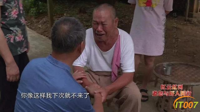 在这个边陲小镇，69岁昆明暖男暖哭好多人，他是医生“沈老师”-21.jpg