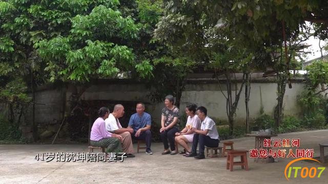 在这个边陲小镇，69岁昆明暖男暖哭好多人，他是医生“沈老师”-23.jpg