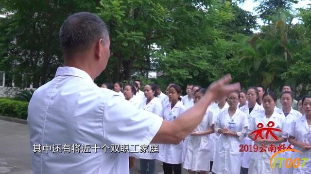 在这个边陲小镇，69岁昆明暖男暖哭好多人，他是医生“沈老师”-25.jpg