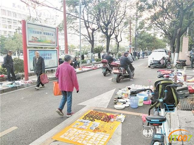 临江路“早市”又冒出来了-1.jpg