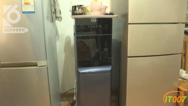 饮水机里有蟑螂大哥怒不可遏：我喝了一个多月的腐水！泡着蟑螂尸体的水-1.jpg