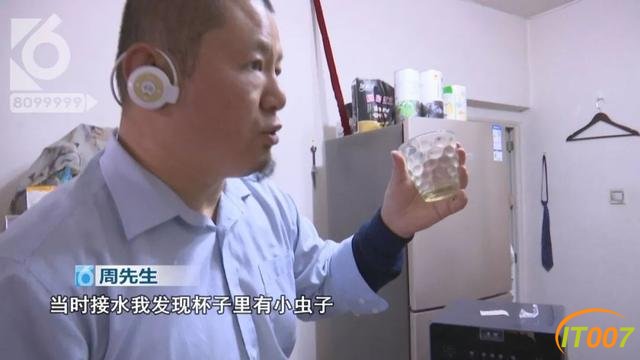 饮水机里有蟑螂大哥怒不可遏：我喝了一个多月的腐水！泡着蟑螂尸体的水-2.jpg