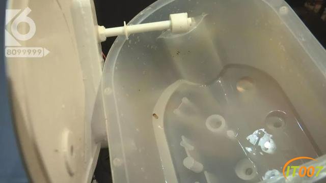 饮水机里有蟑螂大哥怒不可遏：我喝了一个多月的腐水！泡着蟑螂尸体的水-7.jpg
