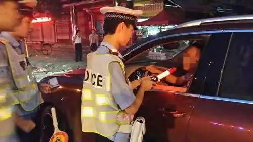 酒后强行冲卡！还把辅警拖出去200米！昆明一对夫妻被判刑！-2.jpg