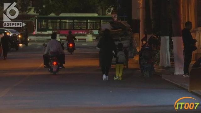 闹“大”了！小学生买了一张"奥特曼闪卡"后，家长闹到派出所、工商部门介入调查-13.jpg
