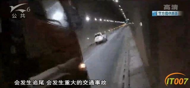 半夜开上高速是想“坑”谁！大货车防撞护栏、牌照、反光条、放大号牌什么都没有-4.jpg