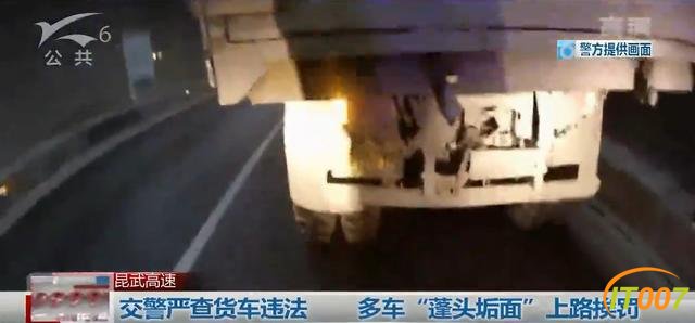 半夜开上高速是想“坑”谁！大货车防撞护栏、牌照、反光条、放大号牌什么都没有-3.jpg